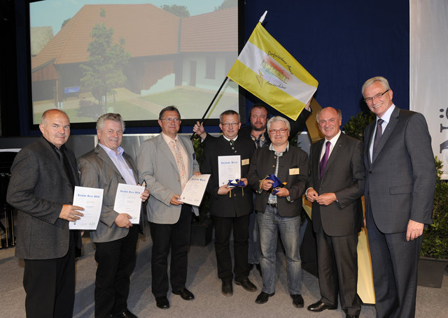 Verleihung der Goldenen Kelle. Von links: Bauberater Baumeister Wolfgang Mayer, Ortsvorsteher Rudolf Lenk, Baumeister Wolfgang Sikora, Bürgermeister Leopold Muck, Fahnenträger Leopold Steyrer, Obmann Verein Ameiserleben Friedrich Rieder, Landeshauptmann Erwin Pröll, Baudirektor Dipl.-Ing. Morwitzer