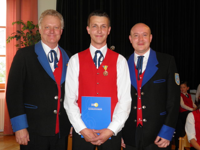 Bezirksobmannstellvertreter gratuliert andreas Wöhrer zu 15 jahre Mitgliedschaft im Musikverein Tribuswinkel. Re: Obmann Michael Grand