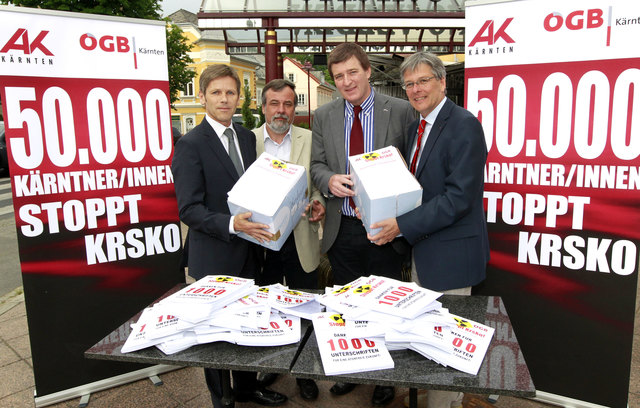LHStv. Peter Kaiser überreichte Staatsskretär Josef Ostermayer gemeinsam mit AK Präsident Günther Goach und ÖGB-Vorsitzendem NR Hermann Lipitsch 50.000 Unterschriften für eine Schließung des AKW Krsko. | Foto: Fotonachweis Eggenberger