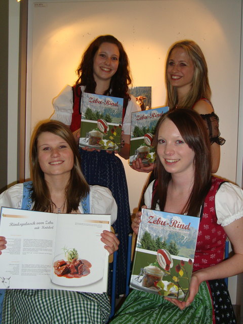 Anna Hagn, Stefanie Miesl, Nathalie Hutter und Lisa Fellerer (von li.) können stolz auf ihr professionelles Werk sein.  Foto: Kalss