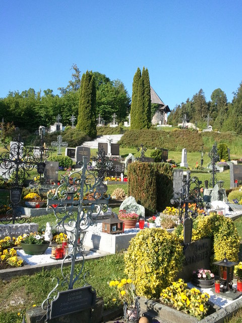 Der Bergfriedhof bei der Tiffner Pfarrkirche am 08. Mai 2011