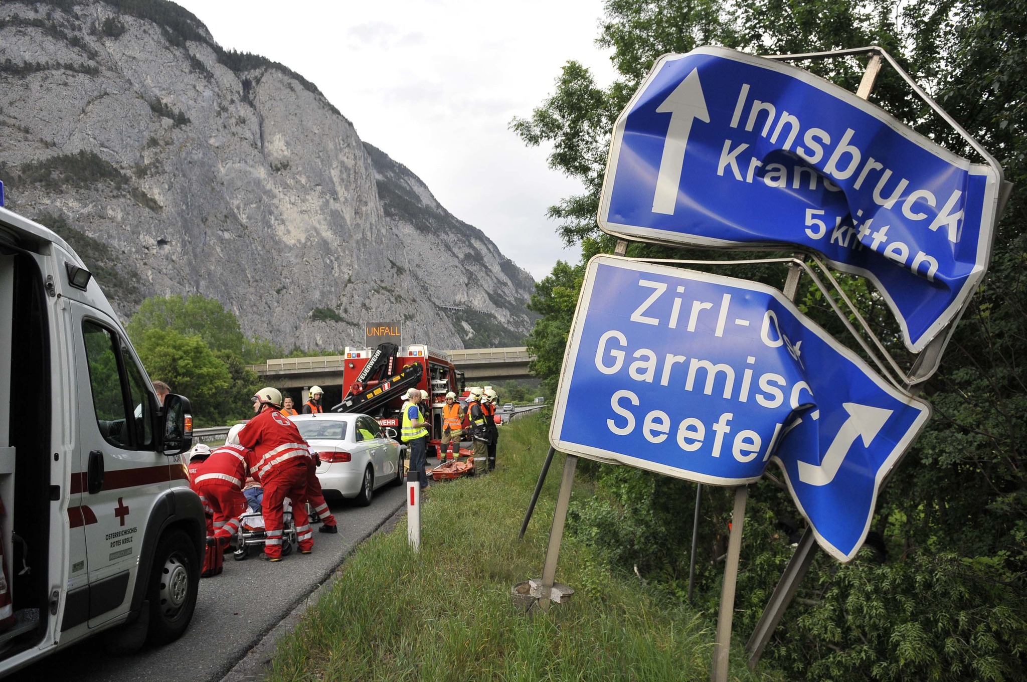 Sekundenschlaf: Schwerer Unfall auf der Autobahn bei Zirl - Hall-Rum
