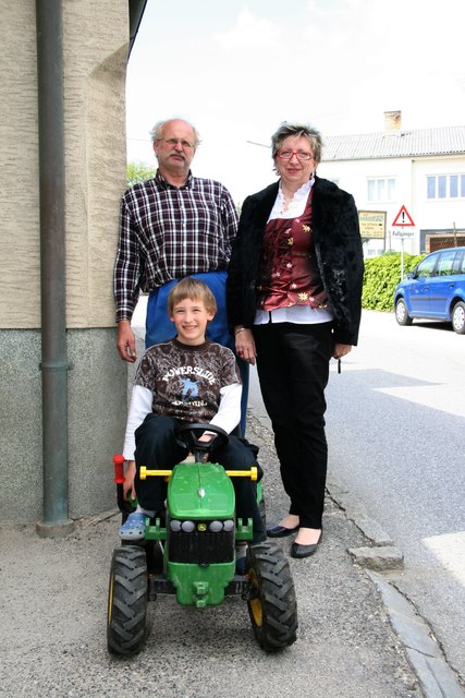 Leopold Friesenhengst mit Enkel Stephan und geschäftsführender Gemeinderätin Christine Lukaschek (SPÖ): Sie wollen ein Fahrverbot erwirken.