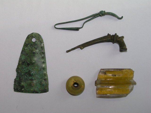 Ebenfalls gefunden: Gewandnadeln (Fibeln) aus Bronze, Glasperle und Fragment eines Glasarmreifs sowie ein Zierblech aus Bronze | Foto: Florian Müller