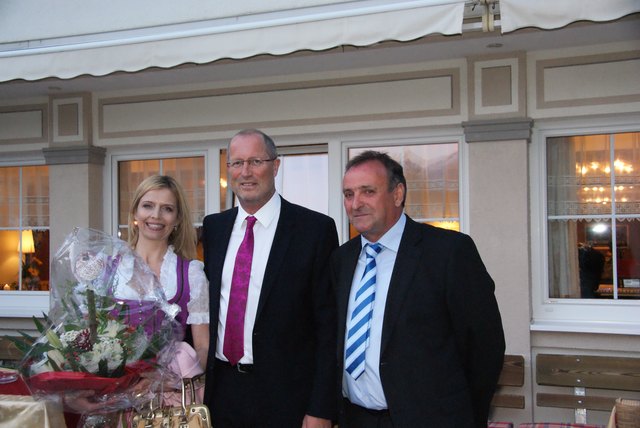 Jubilar Bürgermeister Werner Kurz mit Gattin Beatrix und Vizebürgermeister Emil Zangerl (re). | Foto: Foto: Schütz