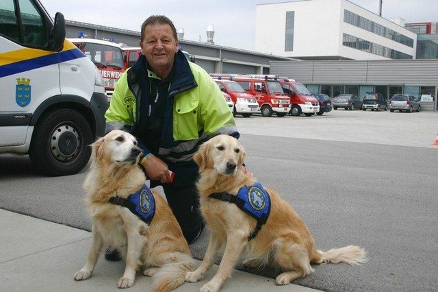 Anton Endsdorfer, Chef der Rettungshunde NÖ, mit seinen beiden Therapiehunden Eilla und Tiffany. | Foto: Rettungshunde NÖ