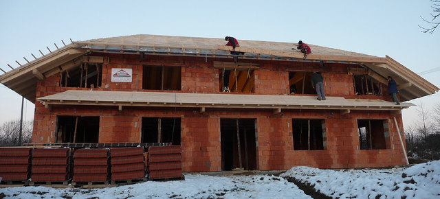 Qualitätsarbeit aus Tirol: Der Sicht-Dachstuhl auf dem Neubau der Näherei in Stará Halic, dem Stützpunkt der „Familie Mariens“ in der Slowakei. | Foto: Privat