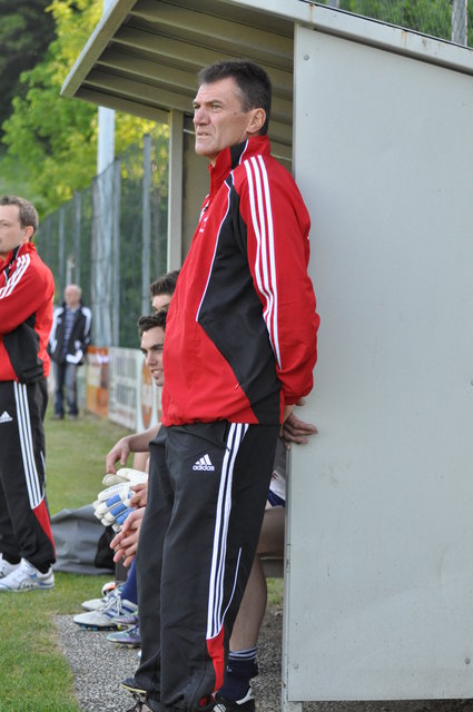 Hannes Meixner,  Kufsteins Amateur-Trainer, kann sich beruhigt an die Ersatzbank lehnen. Seine Mannschaft steht vor dem Aufstieg in die Landesliga. | Foto: Schwaighofer