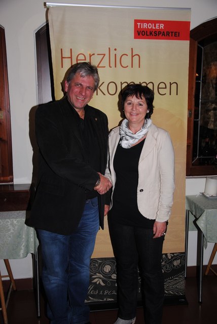 Altbgm. Arno Abler gratuliert Evelin Treichl. | Foto: VP Tirol/Kolland