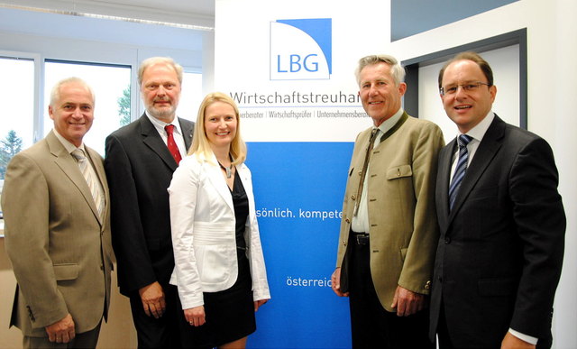 Im neuen Büro von LBG (v.l.): Bürgermeister Helmut Leitenberger, Johann Lampl, Maria Brugger, Josef Kowald und Heinz Harb. | Foto: Anton Barbic