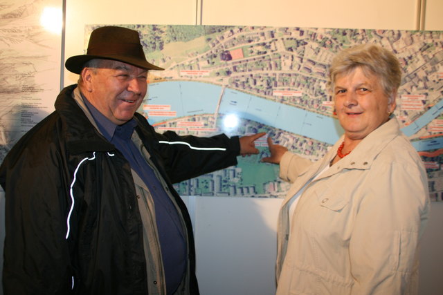 Alois und Katharina Krautgartner haben ihr Haus in der Davisstraße am Plan schon gefunden. Sie sind vom Hochwasserschutzprojekt begeistert: „2002 waren wir von Überflutungen betroffen. Da hat man immer ein ungutes Gefühl, wenn es mal wieder tagelang durchregnet und der Salzachpegel steigt. Wir haben seit 2002 oft gedacht: „Jetzt geht‘s wieder über! Gut, dass uns diese Angst bald genommen wird.“