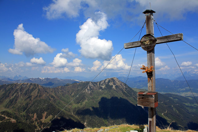 angekommen am Gipfelkreuz Strimskogel auf 2139m. Schön ist die Aussicht!