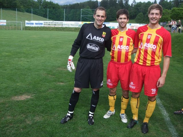 Markus Heritzer, Stephan Baumgartner und Flo Rabensteiner freuen sich über die lang ersehnten 3 Punkte in Lendorf.