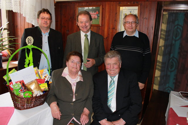 Zur goldenen Hochzeit von Elfriede und Willibald Neidhart grautieren GR Bruckner, Bgm. Stipanitz und Pater Seethaler. | Foto: privat