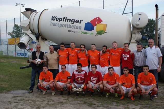 stehend li: Bmstr. Karl Kraft/Kraft Bau und Georg Wandl/Wopfinger Transportbeton, Werk Grafenwörth. stehend re: Obmann Franz Lill im Wopfinger T-Shirt