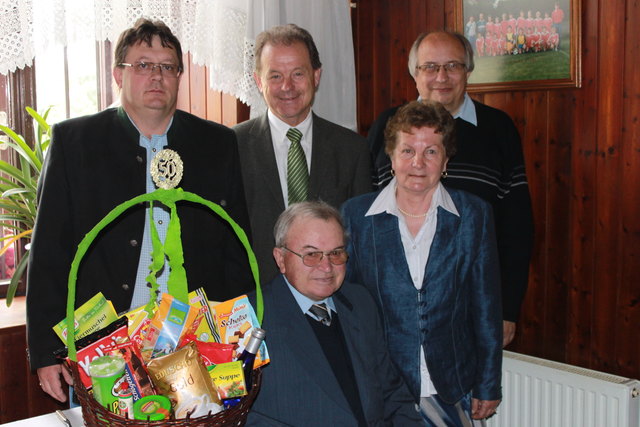 Erna und Johann Pleiniger feierten ihre goldene Hochzeit, wozu Gemeindevertreter gratulierten. | Foto: privat