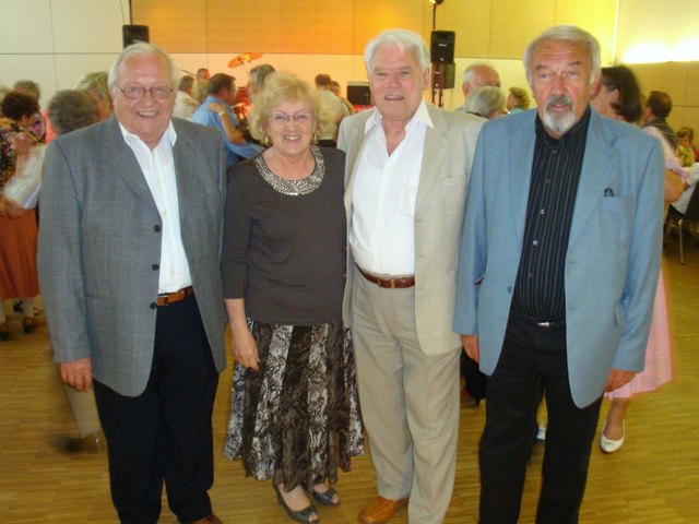 Alfred Epp, Christine Krammer, Anton Krammer und Peter Hofstetter tanzten am PV-Frühlingsfest. | Foto: privat