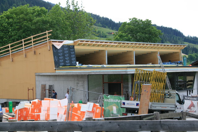 Ende August soll dort, wo aktuell noch Baustress herrscht, die fertige Turnhalle stehen.Fotos: Julia Baumgärtner