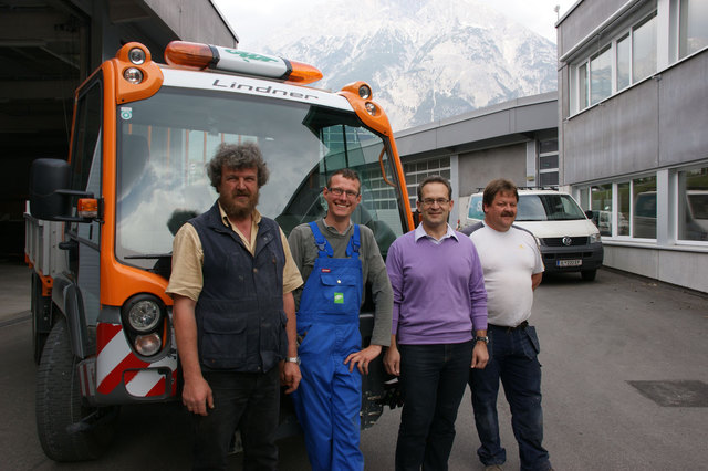 Der neue Mitarbeiter mit Förderbedarf wurde von seinen Vorgesetzten und Kollegen der Gemeindewerken Telfs herzlich aufgenommen. Von links: Bernhard Schreter, Alexander Fischer, Christian Mader, Markus Rauth. | Foto: Aufbauwerk der Jugend