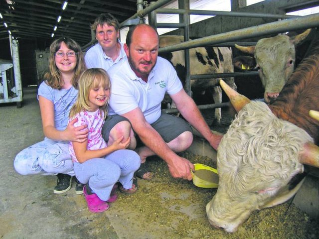 Eva, Laura, Monika und Reinhard Schober betreuen 95 Rinder in ihrem Stall in Gossendorf.