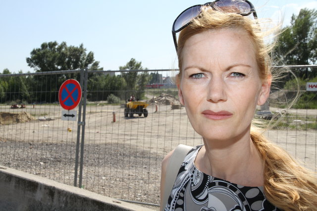Ute Salamon vor der Einfahrt zu der Baustelle am ehemaligen Nordbahnhof.
