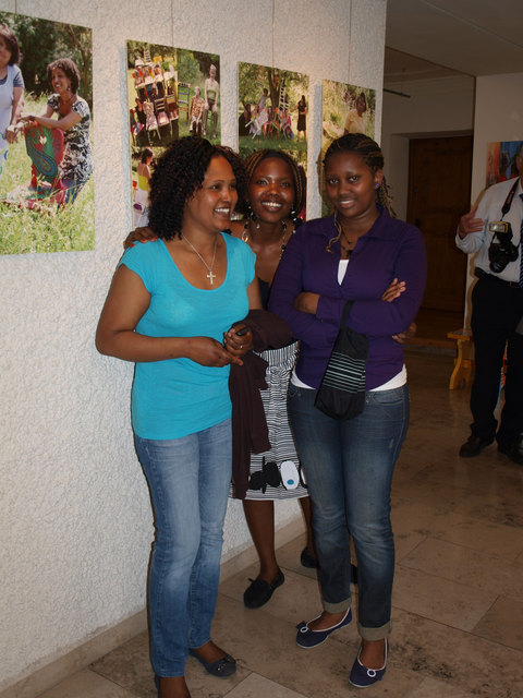 Möchte als Ärztin in ihre Heimat zurückkehren: Belyse Kaneza aus Burundi (Mitte) mit Messey aus dem Kongo und Hamida aus Äthiopien