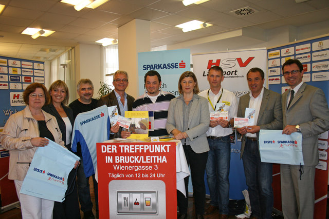 Für ein perfektes Laufsportevent in Bruck (v.l.): Andrea Walek (Marketingleiterin Sparkasse Hainburg-Bruck-Neusiedl), Petra Greslechner (Sparkasse-Bruck-Geschäftsführerin), Wolfgang Stinauer (Brucker Stadtmarketing), Stadtrat Gerhard Weil, Thomas Bauer (WINWIN Bruck/Leitha), Eva Morent-Gran (Obfrau der Kinder-Krebs-Hilfe Elterninitiative), Organisationsleiter Alexander Kovacs (HSV Laufsport Kaisersteinbruch), Brucks Bgm. Richard Hemmer und Sparkasse Hainburg-Bruck-Neusiedl-Vorstandsdirektor Wolfgang Dinhof.