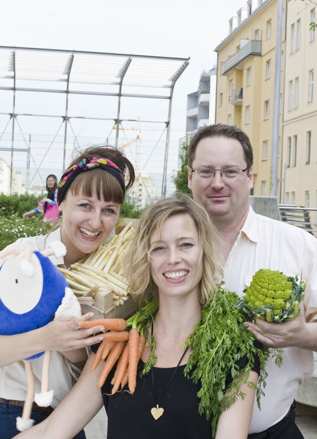 SP-Bezirksrat Günther Harapatt mit Kristina Kölblinger und Yvonne Kaufmann (li.) vom Verein „silo“.