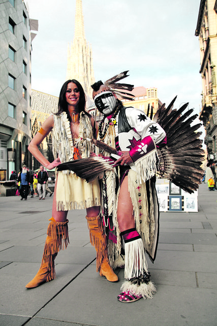 Foto-Shooting vor dem Stephansdom: Caroline Perron mit ihrem Bühnenpartner Thomas Clair. | Foto: Helmut Jakich
