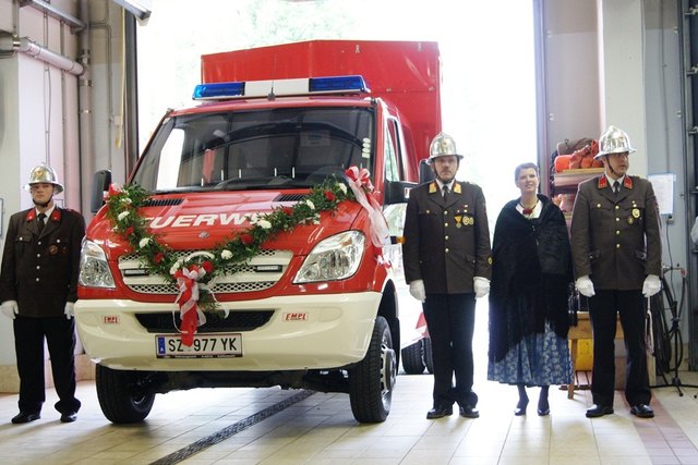 Das neue Prachtstück der Wehr mit Fahrzeugpatin, Kommandant und Stellvertreter