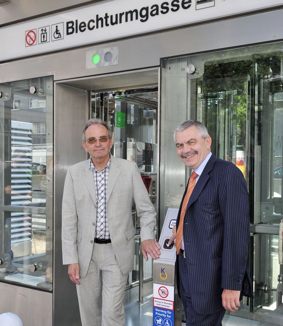 Auf Knopfdruck zum 18er: Leo Plasch und Günter Steinbauer präsentieren den neuen Lift. | Foto: Wiener Linien