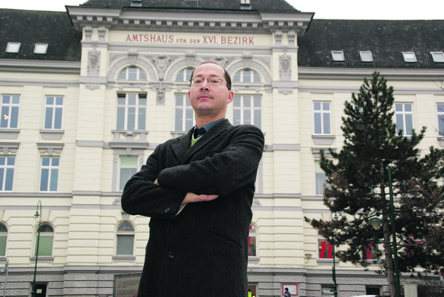 Georg Heinreichsberger vor dem Bezirksparlament am Richard-Wagner-Pla   tz. „Bürger sollen bei Bezirksvertretungssitzungen nicht nur als stumme Gäste beiwohnen, sondern auch selb   st das Wort ergreifen dürfen.“ | Foto: Baryli