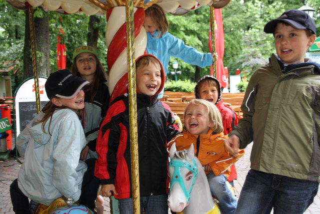 Die Kids aus Leopoldsdorf und Breitstetten ließen sich durch das Schlechtwetter nicht die Laune verderben. Sie hatten jedenfalls im Märchenpark Riesenspaß. | Foto: privat