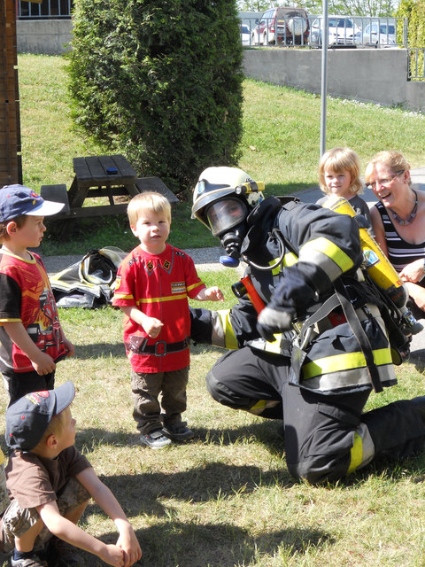 Der kleine Nachwuchsfeuerwehrmann und sein Vorbild. | Foto: privat