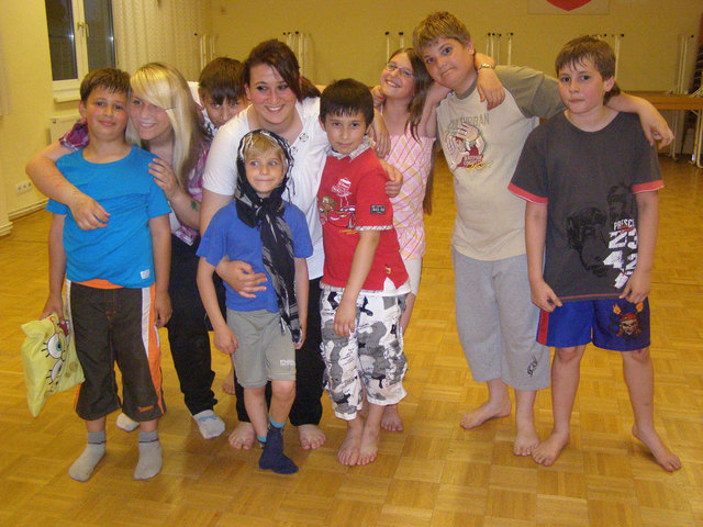 Die Kinder hatten in der Internationalen Stunde viel Spass mit Havva und Kathrin. | Foto: privat