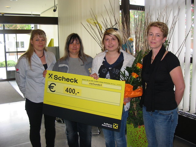 Brigitte Hickl und Karin Sommer von den Xtrem Bulls helfen Viktoria Antos. | Foto: privat