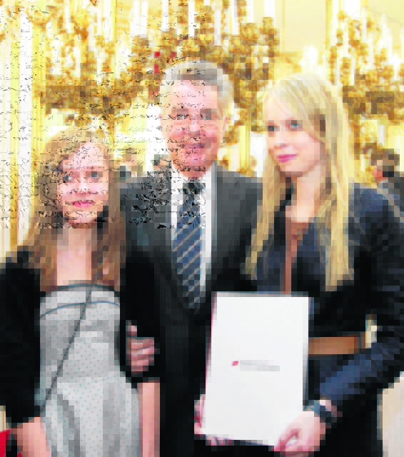 Bundespräsident Heinz Fischer gratulierte Michaela Schirnhofer, im Bild mit Tochter Eva, zur Auszeichnung mit dem Theodor Körner Preis
Foto: Dragan Tatic/HBF | Foto: Foto: Dragan Tatic/HBF