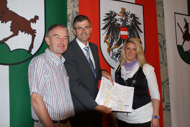 Sportpark GF Manuela Maurmair, Bgm. Klaus Winkler und Pego Jöchl (v. re.) präsentierten den Programmablauf.