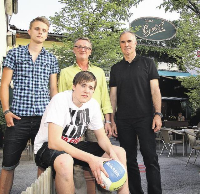 Philipp Zangl, Stefan Haller und Michael Schmidt (v.l.) von den Vulkanland Volleys und Gerhard Haberfellner (Mitte stehend) freuen sich über positiven Bescheid. 	Fotos: WOCHE