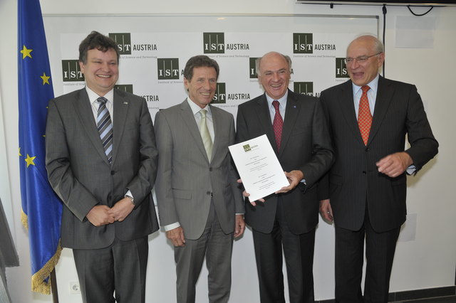 Freude: Thomas Henzinger, Karl Heinz Töchterle, Erwin Pröll und Claus Reidl mit dem positiven Bericht.