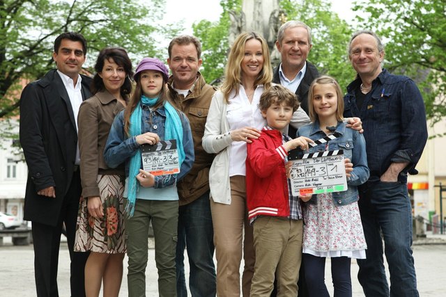 Mira Ulz (v.r.) mit ihren Filmeltern Ann Kathrin Kramer und Harald Krassnitzer (dahinter) und dem gesamten Drehteam.