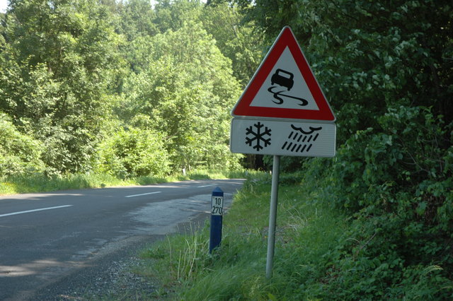 Die Straße über den Rittscheinberg stellt die Hauptverkehrsverbindung zwischen den Bezirken Fürstenfeld und Feldbach dar und ist in desolatem Zustand.