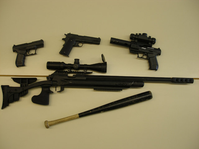 Im Zuge von Hausdurchsuchungen bei den  Verdächtigten konnten CO2-Waffen und ein Baseballschläger gesichert werden. | Foto: Polizei
