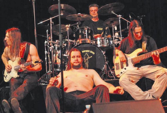 So gemütlich machten es sich Martin Konrad, Christian Münzer und Emanuel Konrad nur selten auf der Bühne. Die Rocking Dogs gaben ordentlich Gas. Fotos: Rocking Dogs