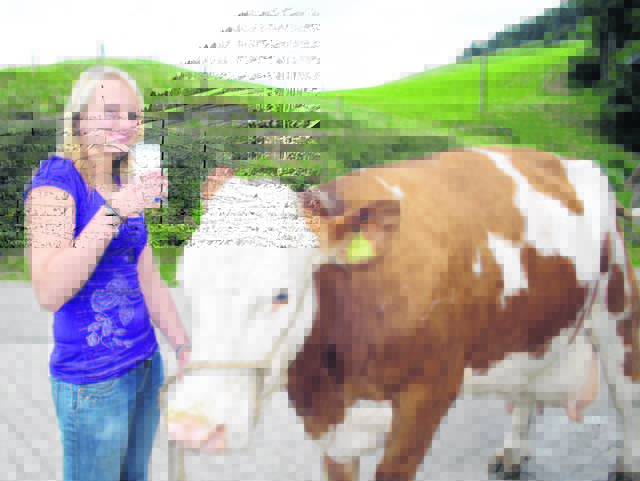 Marianne Opriessnig (15) bekommt am elterlichen Hof im Schwarzgraben in Diex stets frische Milch aus der Eigenproduktion zu trinken
