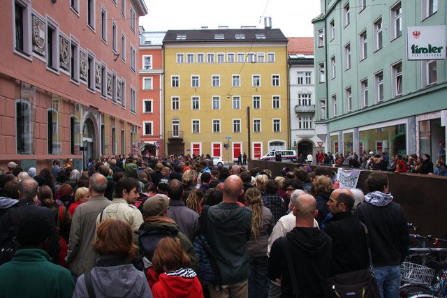 Hunderte Menschen protestierten vor der Bezirkshauptmannschaft gegen die Abschiebung von Lamin J. Die Beamten hinter diesen Mauern dürfen die Argumente für ihre Entscheidung aus Datenschutzgründen nicht nennen – die Demonstranten können skandieren, was sie wollen. | Foto: Die Grünen