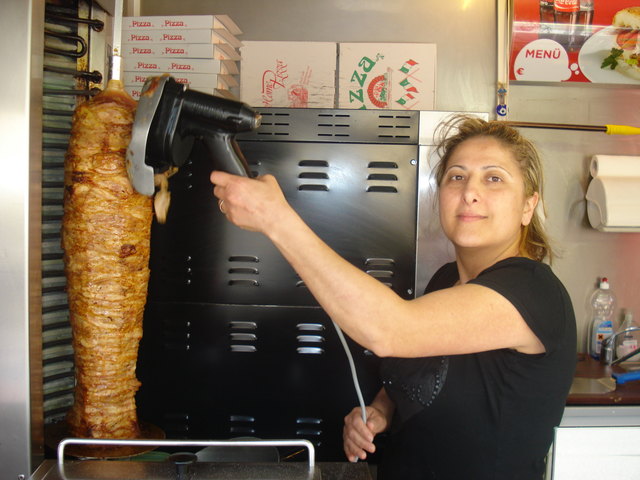 Filiz Somaz schneidet siegessicher in ihrem Kebabstand.