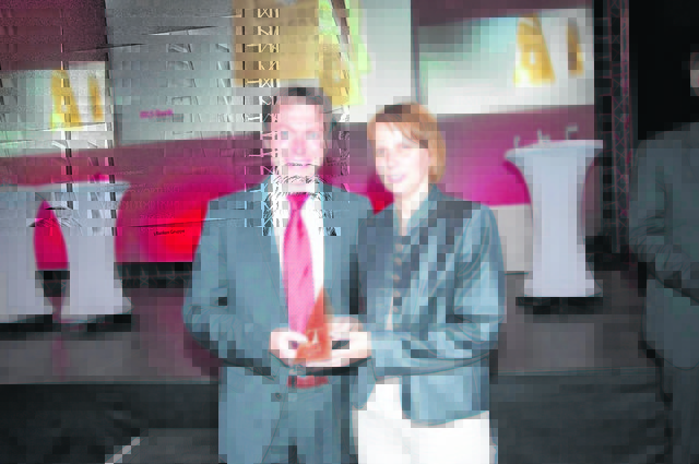 Claus Schmidt und Sylvia Edelsbrunner-Lafer (Assmann Ladenbau) freuen sich über die Auszeichnung.