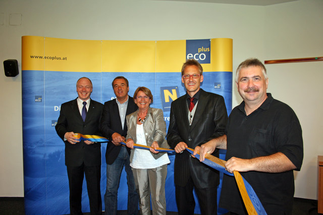 Ziehen für Bruck an einem Strang (vl.): ecoplus-Geschäftsführer Mag. Helmut Miernicki, Bgm. Richard Hemmer, Marianne Bastel (Obfrau der Werbegemeinschaft Bruck), der neue Geschäftsführer der City Bruck GmbH Mario Okrafka und Wolfgang Stienauer (Öffentlichkeitsarbeit City Bruck GmbH).