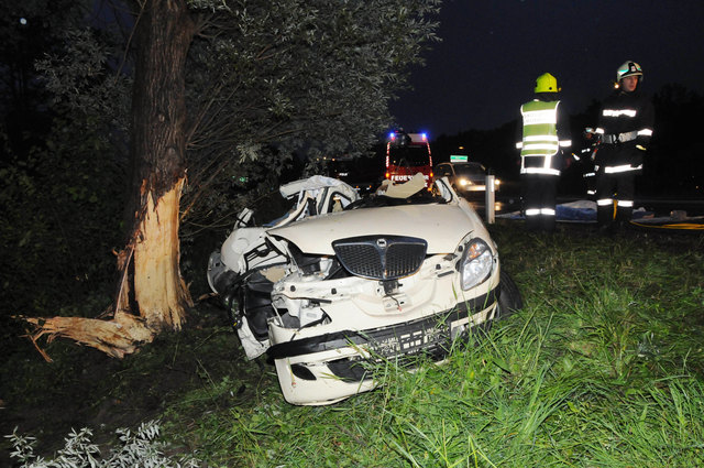 Bei dem Unfall wurde das Fahrzeug regelrecht um den Baum gewickelt. Für die beiden Schwestern kam dabei jede Hilfe zu spät. | Foto: Zoom-Tirol